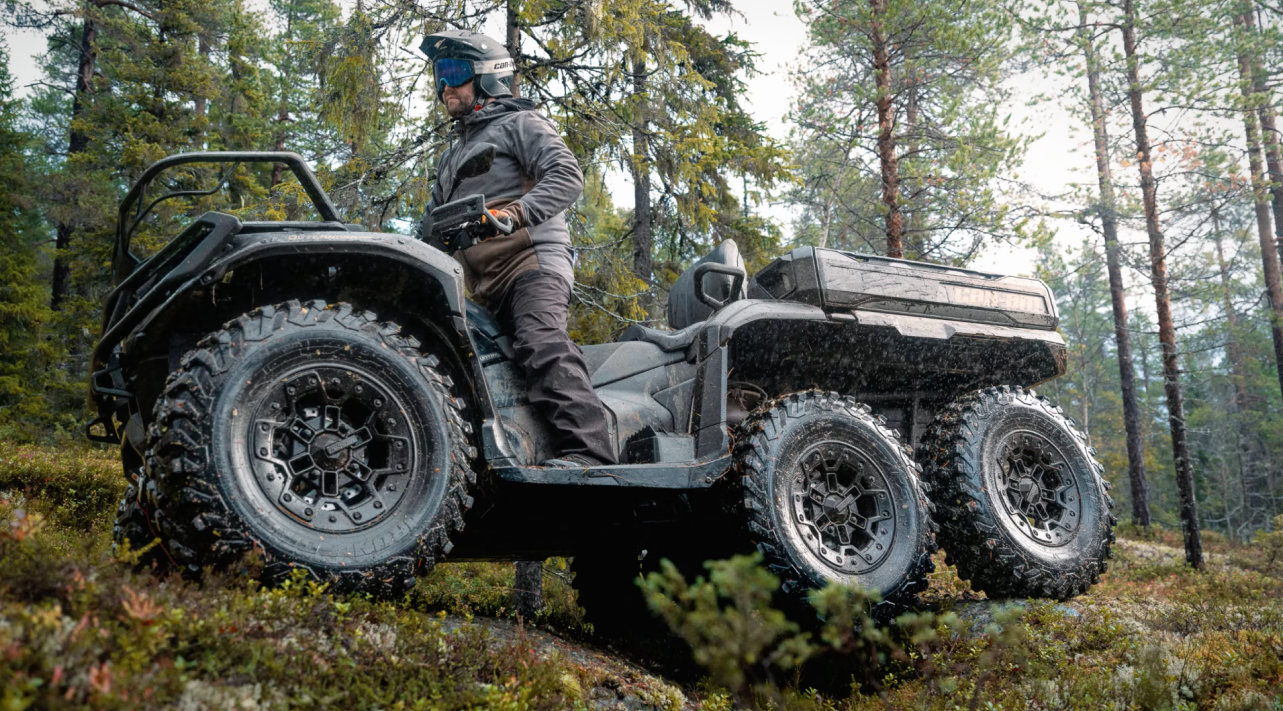 Can-Am Outlander MAX 6x6 Backcountry 2026 en coloris Stealth Black en for&ecirc;t