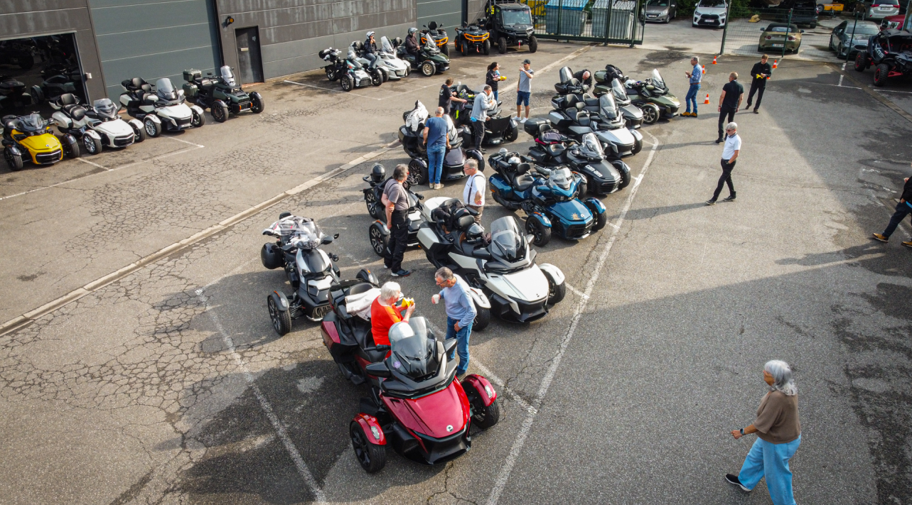 Vue d’ensemble du départ de la balade Can-Am Jetspirit 2026 avec de nombreux Spyder et Ryker