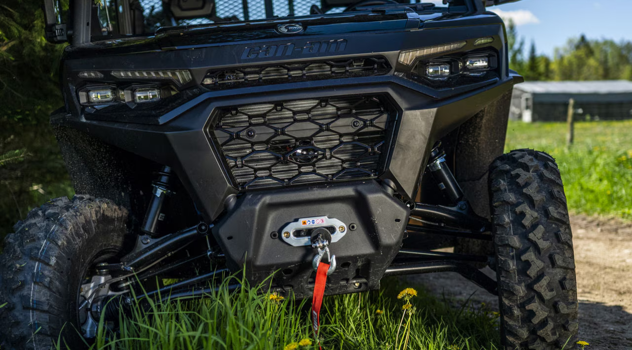 D&eacute;tail du treuil avant du Can-Am Traxter HD11