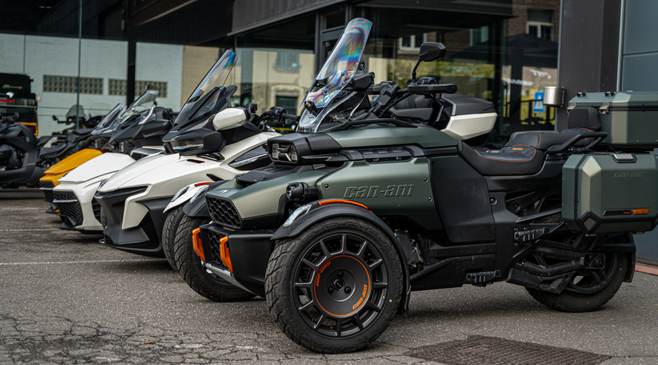 Alignement de Can-Am à trois roues exposés chez Jetspirit en région liégeoise