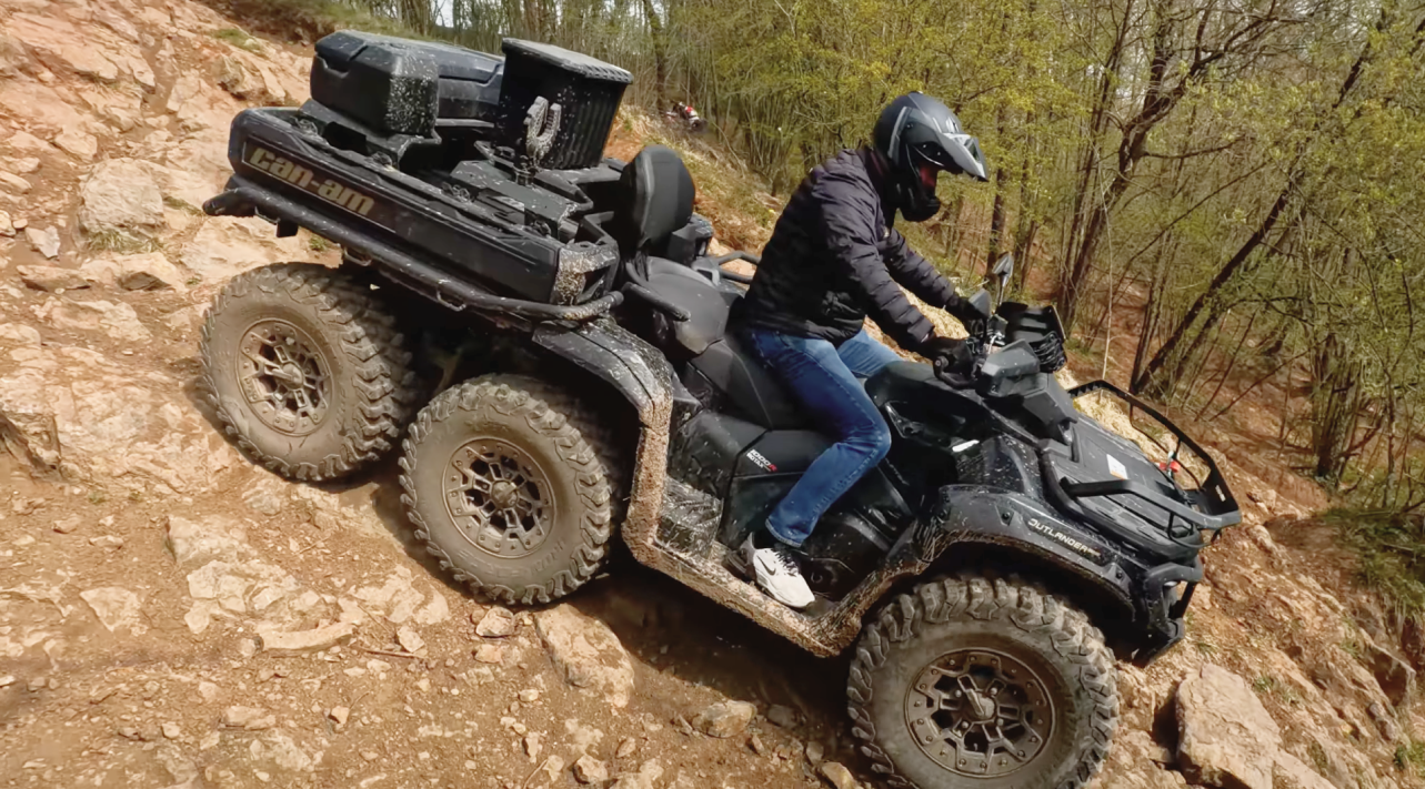 Can-Am Outlander 6x6 Backcountry 1000R T 2026 en mont&eacute;e sur terrain rocheux