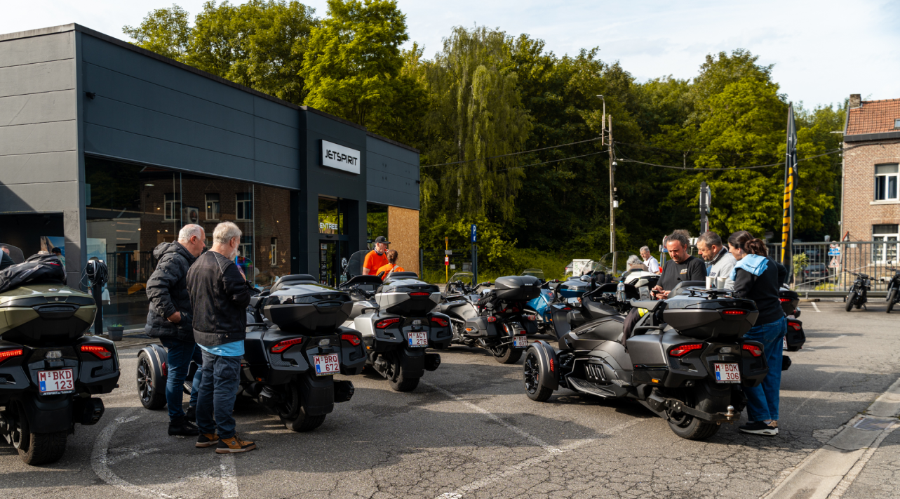 Rassemblement de Can-Am Spyder et Ryker devant la concession Jetspirit à Jemeppe