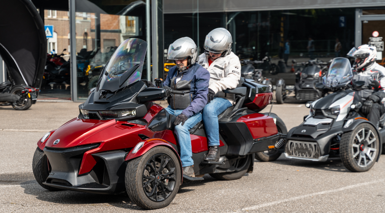 Can-Am Spyder en duo au départ de la balade Jetspirit 202